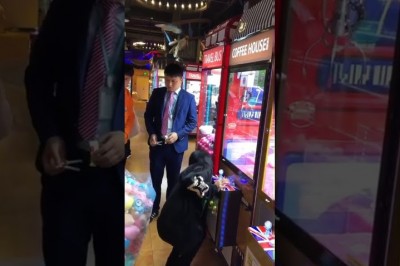Chinese Girl Basically Cleans Out Entire Claw Machine Under Dumbfounded Manager's Watch!